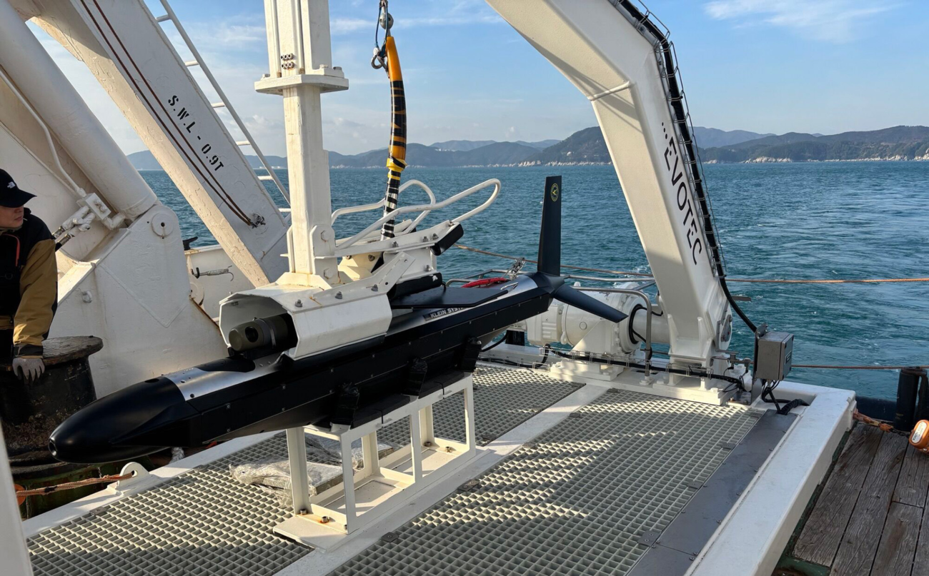 Klein side scan sonar system for seabed mapping and mine countermeasures